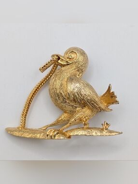 Vintage Lisner Gold Tone Bird With Worm Brooch Pin Robin
